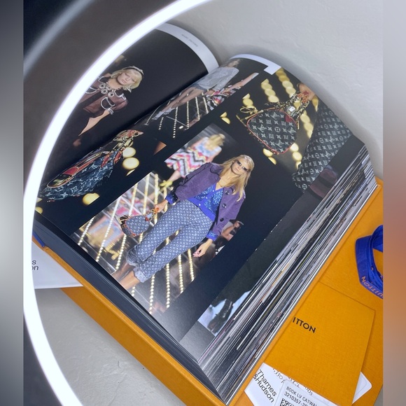 New Louis Vuitton book CATWALK coffee table collectible book - Picture 11 of 17